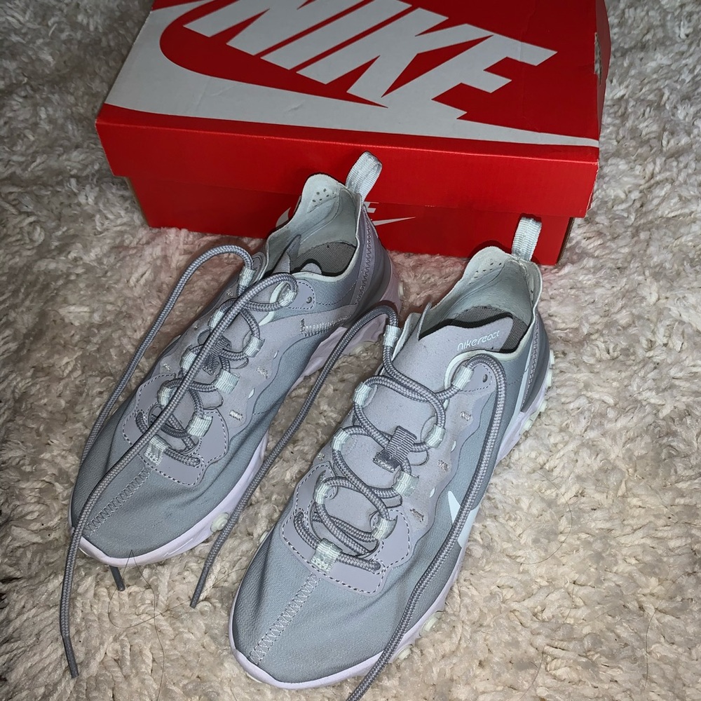 Women’s Nike React Element